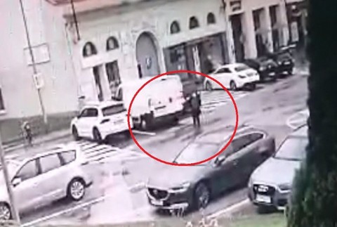 Vodič dodávky zrazil pri cúvaní dôchodkyňu.