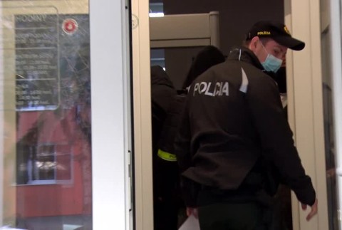 [multi] Drogy a falošné peniaze 2100