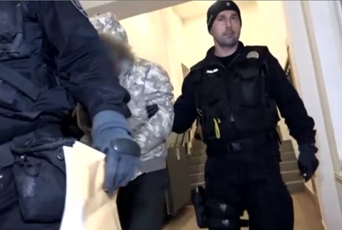 Emócie v súdnej sieni. Muž, ktorého zadržali s pervitínom, sa zúfalo rozplakal