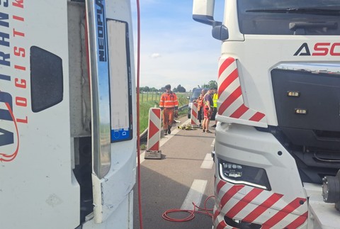 Prevrátený autobus na R1 (2)