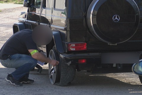 Autom po schodoch na sídlisku