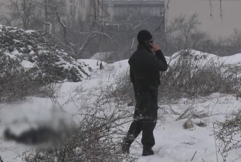 Mŕtvy muž na lúke pri panelákoch.