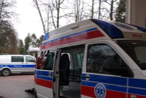 Pri zatýkaní hrýzol.