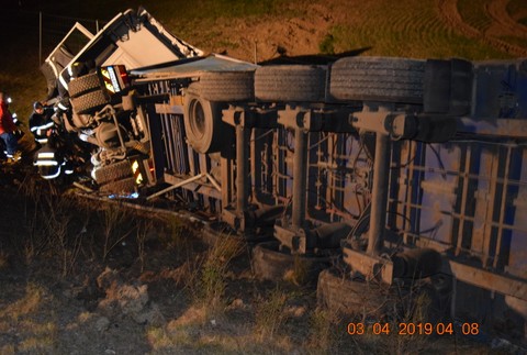 FOTO: Nehoda kamiónu plnej hydiny. Sliepky zablokovali cestu 