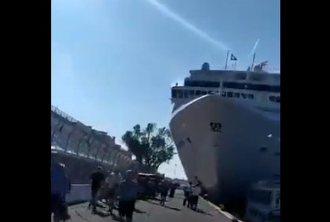 Výletná loď v Benátkach narazila do móla v prístave. Niekoľko ľudí sa zranilo