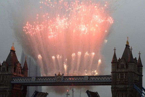kráľovná Alžebat II. oslavy Tower Bridge ohňostroj