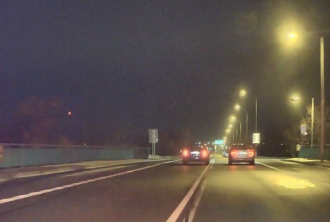 Vodič nereagoval ani na varovné výstrely policajtov. Zastavila ho až priekopa