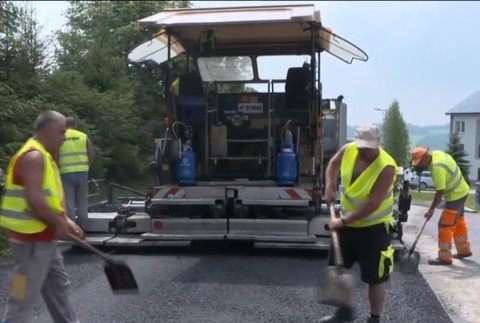 V jednej hladký asfalt v druhej tankodrom. Sú obce, kde pre jeden výtlk položia nový koberec