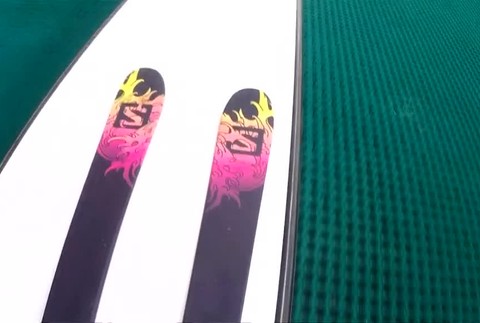 Geniálny eko-nápad. V krajine, kde takmer nie sú kopce, vymysleli spôsob, ako si zalyžovať