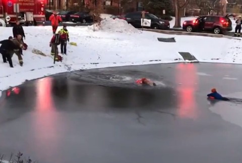 VIDEO: Dramatická záchrana chlapca. Prepadol sa do rybníka 