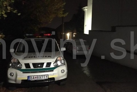 Policajné auto pred domom Jirka Malchárka