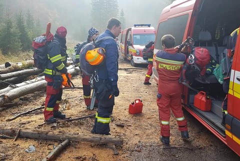 Požiar v Gaderskej doline hasia hasiči už tretí deň. Zasahuje aj vrtuľník ministerstva