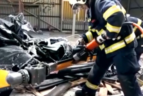 V Plzni spadol vrtuľník na halu firmy