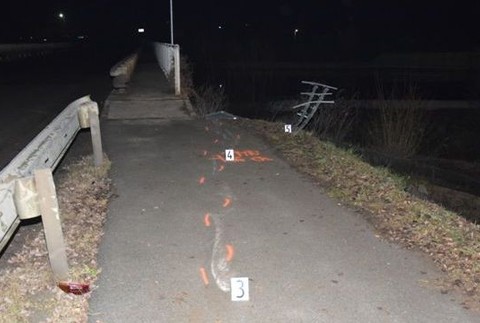 Chodec, ktorého zrazil mladík na chodníku nehodu neprežil