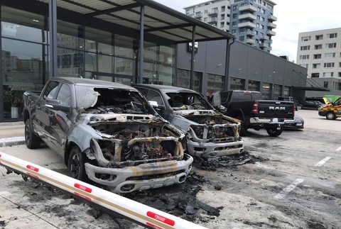 Podpaľač zapálil luxusné autá