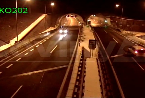 [multi] VIDEO: Vodič autom letel vo vzduchu. Po dopade vyšiel po vlastných 637