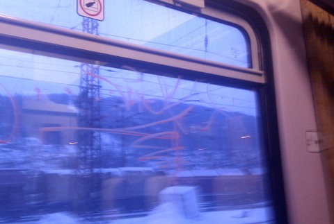 cestovanie vlakom okno popísané