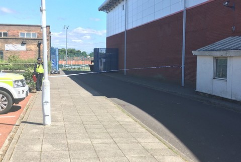 Do ľudí na ulici v Newcastli vrazilo auto, zranilo aj deti.jpg