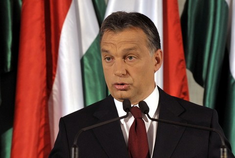 viktor orban pri stoliku recni