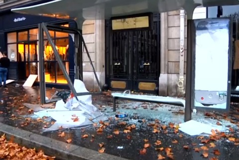 VIDEO: Francúzsko zvažuje výnimočný stav. Demonštranti poškodili aj Víťazný oblúk 