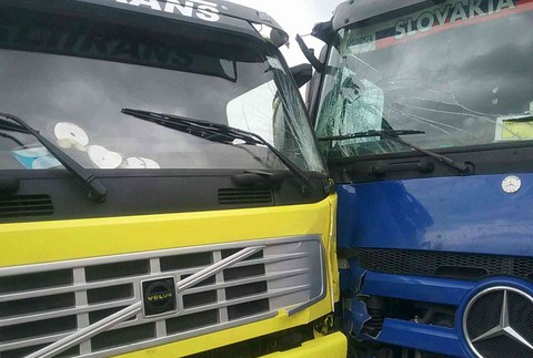 Zrážka nákladiakov