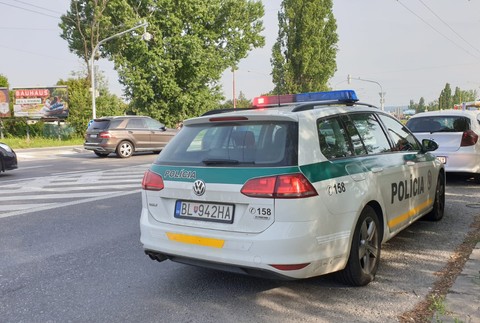 Polícia zasahuje v Bratislave. Pre podozrenie z drogovej činnosti zadržali ženu