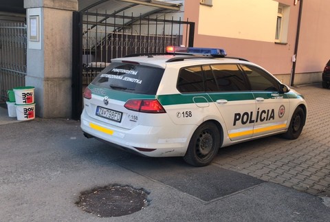 Súd rozhoduje o väzobnom stíhaní. Za vraždu manželky a syna mužovi hrozí doživotie