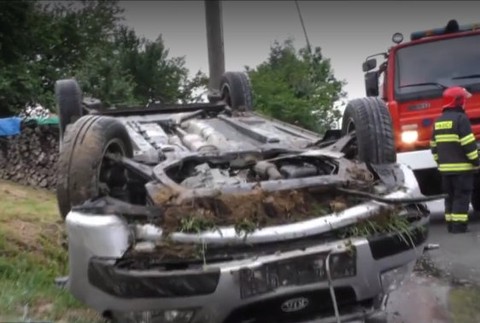 Žena niekoľko metrov pred domom havarovala. Auto skončilo na streche