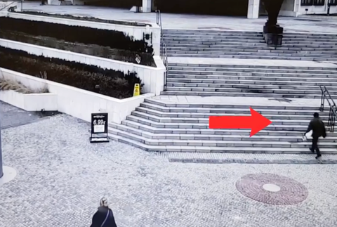 Muž so sekerou vchádza do budovy NR SR