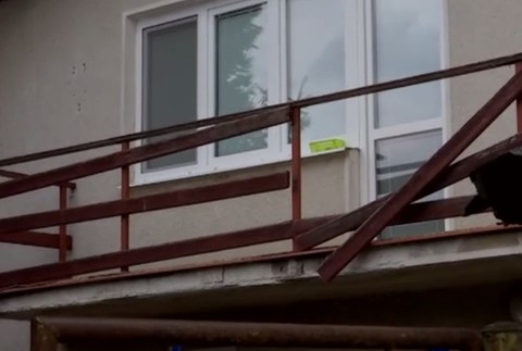 Päťročné dieťa spadlo z balkóna. Neudržali ho prehnité dosky zábradlia