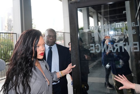 Rihanna na súde po streľbe na jej dom