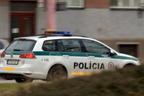 V uliciach Trnavy ohrozoval ľudí muž so zbraňou. Nereagoval ani na varovný výstrel polície