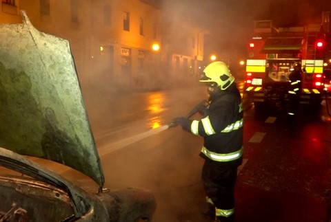 Požiar v centre mesta. Auto pohltili plamene