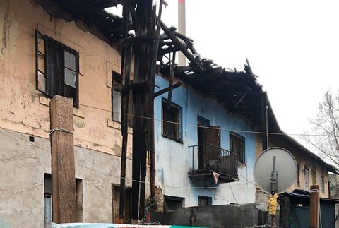 FOTO: Obyvateľom bytovky sa zrútila strecha. O strechu nad hlavou prišlo osemdesiat ľudí 