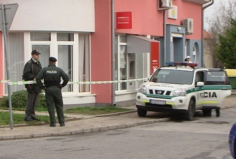 Lúpež v banke a stávkovej kancelárii v Šamoríne