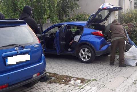 Razia NAKA v okolí Nitry: Zadržali aj policajta 