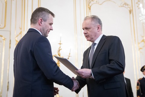 Kiska podáva ruku novému predsedovi vlády Pellegrinimu