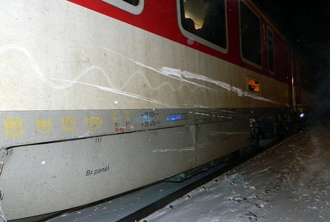 Vlak noc priecestie koľajnice zrážka nehoda