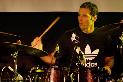 Petr Čech vymenil bránu za bicie