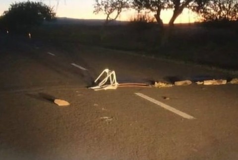 Kamene na ceste zničili auto mladému vodičovi. 