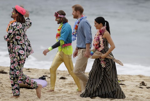Meghan a Harry na pláži