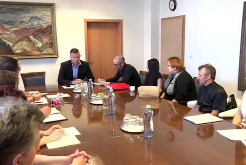 Ich deti sú mŕtve, robia to pre ostatných. Desiatky rodičov navštívili ministerstvo, aby zmenili legislatívu