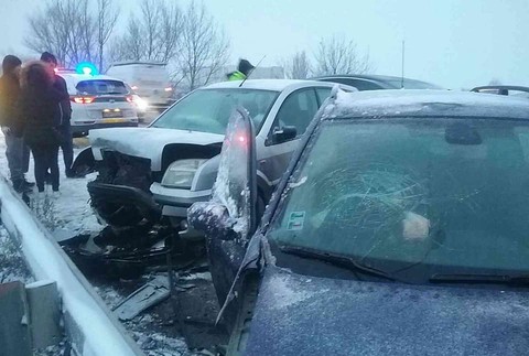 Sneženie spôsobilo kolaps v doprave a viacero nehôd 