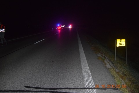 Polícia vyšetruje nočnú nehodu. O život prišiel chodec, ktorý išiel v strede jazdného pruhu