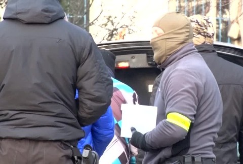 Policajná razia. Kukláči zadržali muža pôvodom z Albánska