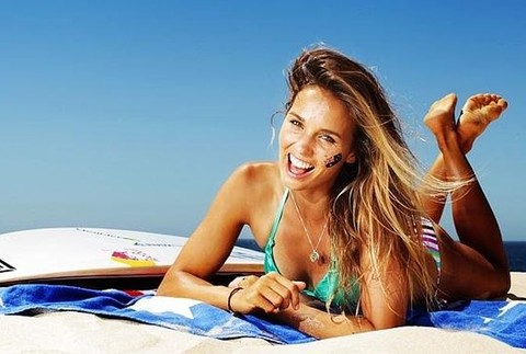 Profesionálna surferka z krajiny protinožcov.