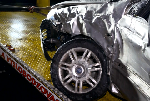 Piatok trinásteho na cestách. Život vodiča vyhasol pod protiidúcim kamiónom 