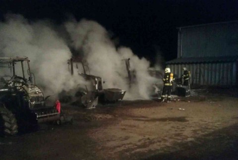 Oheň zachvátil odstavené traktory 