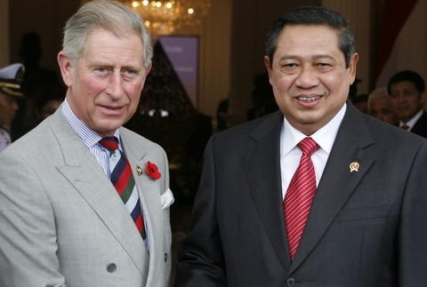 charles v bledom saku s niekym