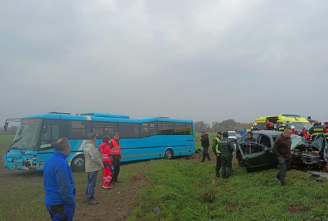 Zrážka auto autobus